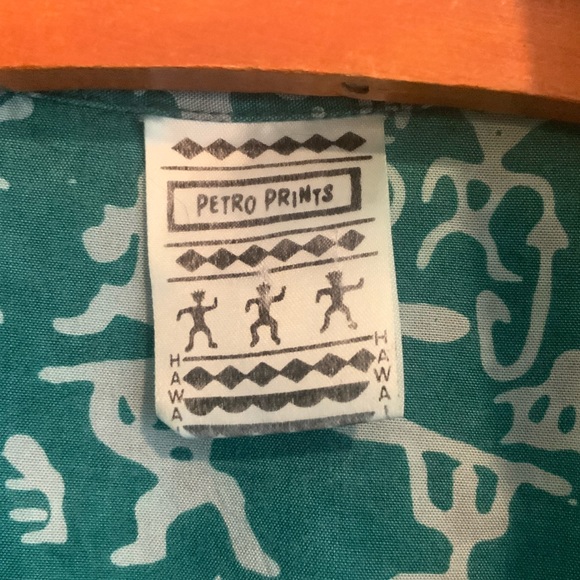 🌊 Petro Prints Hawaii Short Sleeve Button Down 🌊 - Picture 5 of 6
